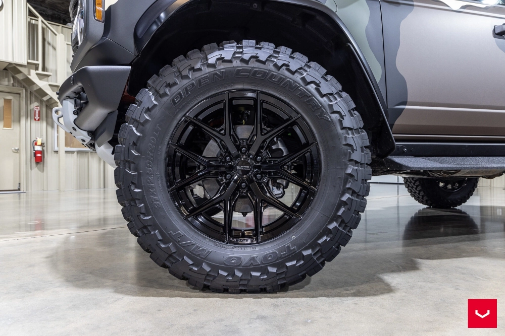 Ford Everest độ mâm Offroad sơn đen bóng kết hợp lốp gai lớn