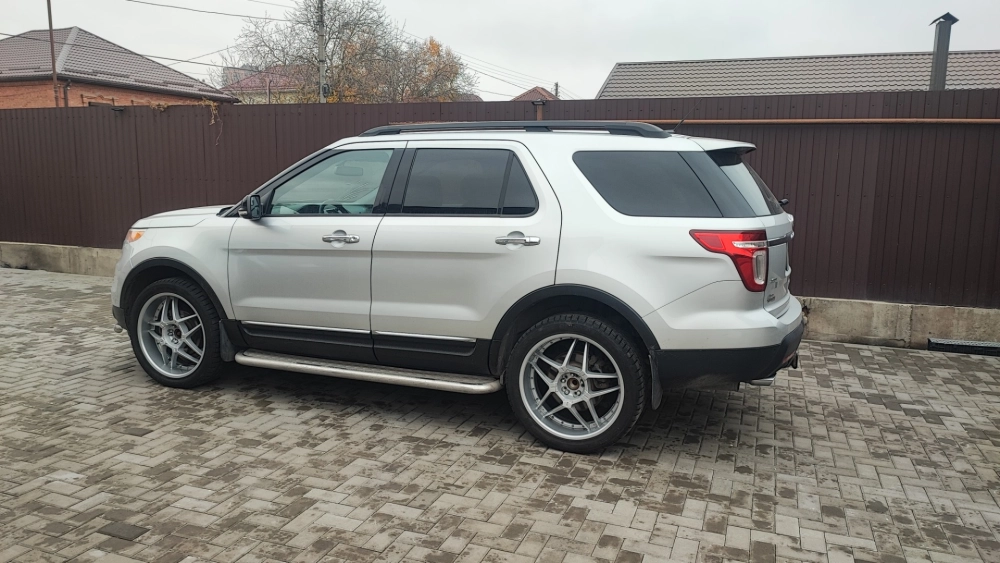 Ford Everest độ mâm 7 chấu kép màu bạc thiết kế thanh lịch
