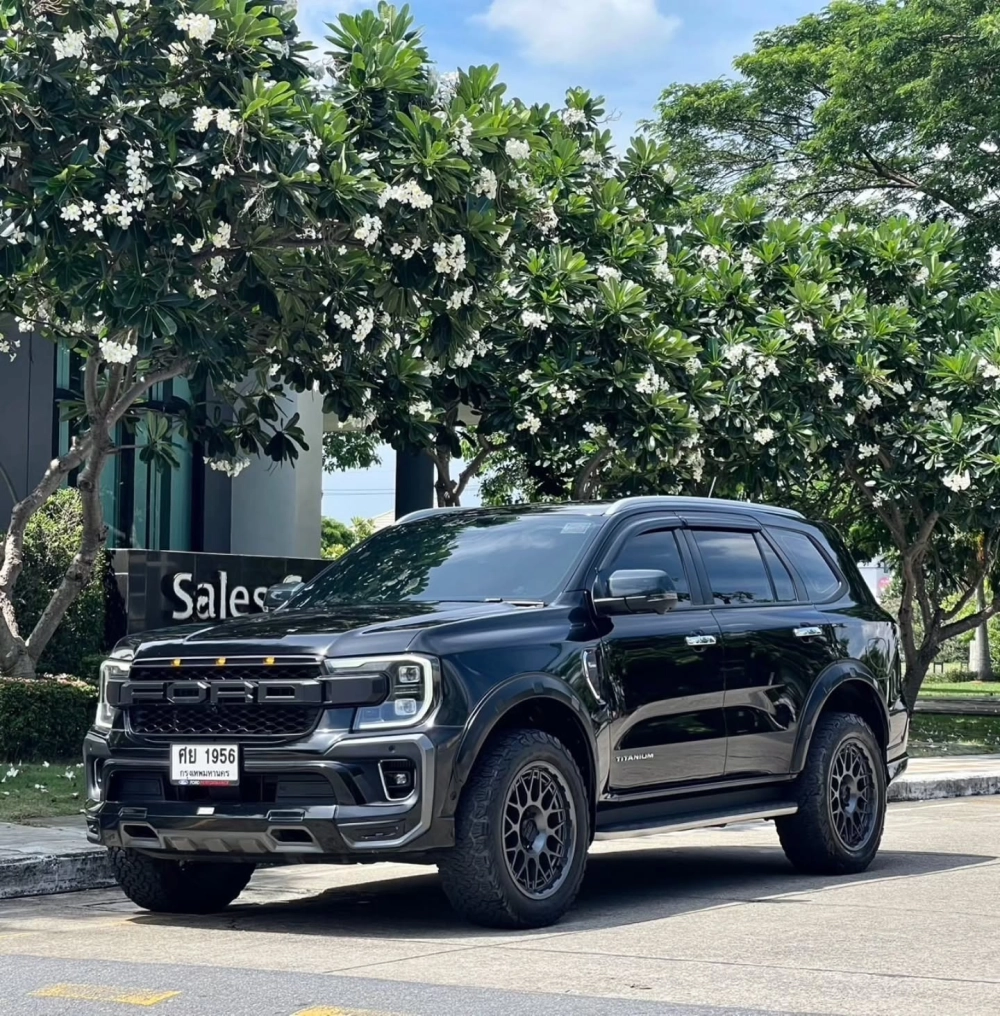 Ford Everest độ mâm phong cách offroad hầm hố và đầy bụi bặm