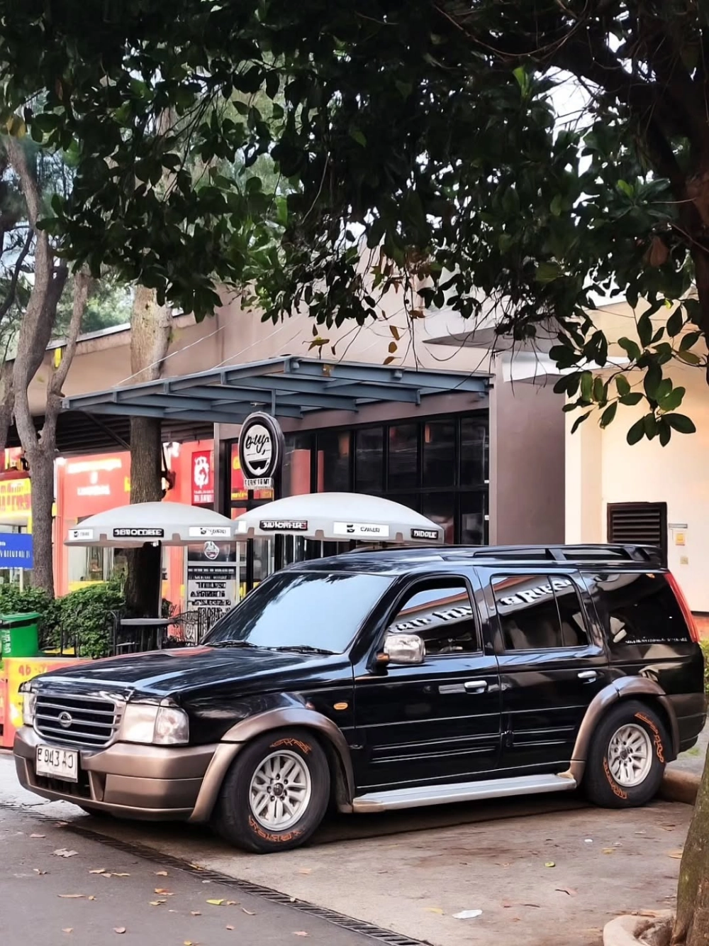 Ford Everest đời cũ độ mâm đúc màu bạc phong cách rất cổ điển