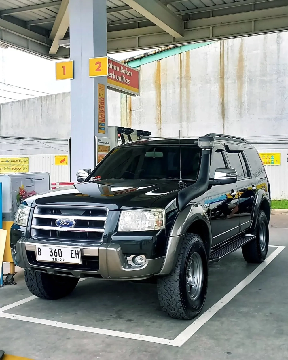 Ford Everest độ mâm 7 chấu kép màu bạc thiết kế thanh lịch