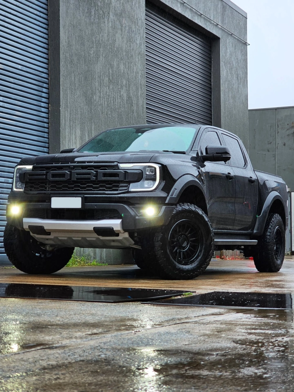 Ford Ranger độ mâm màu xanh dương tông xuyệt tông cực kỳ nổi bật