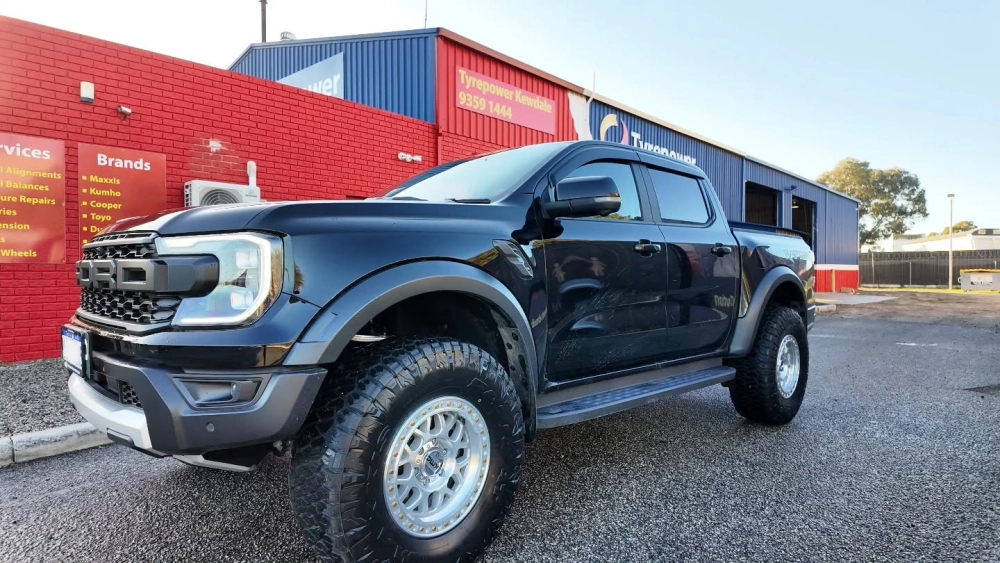 Ford Ranger độ mâm đa chấu hiện đại lắp lốp gai cứng cáp đẹp