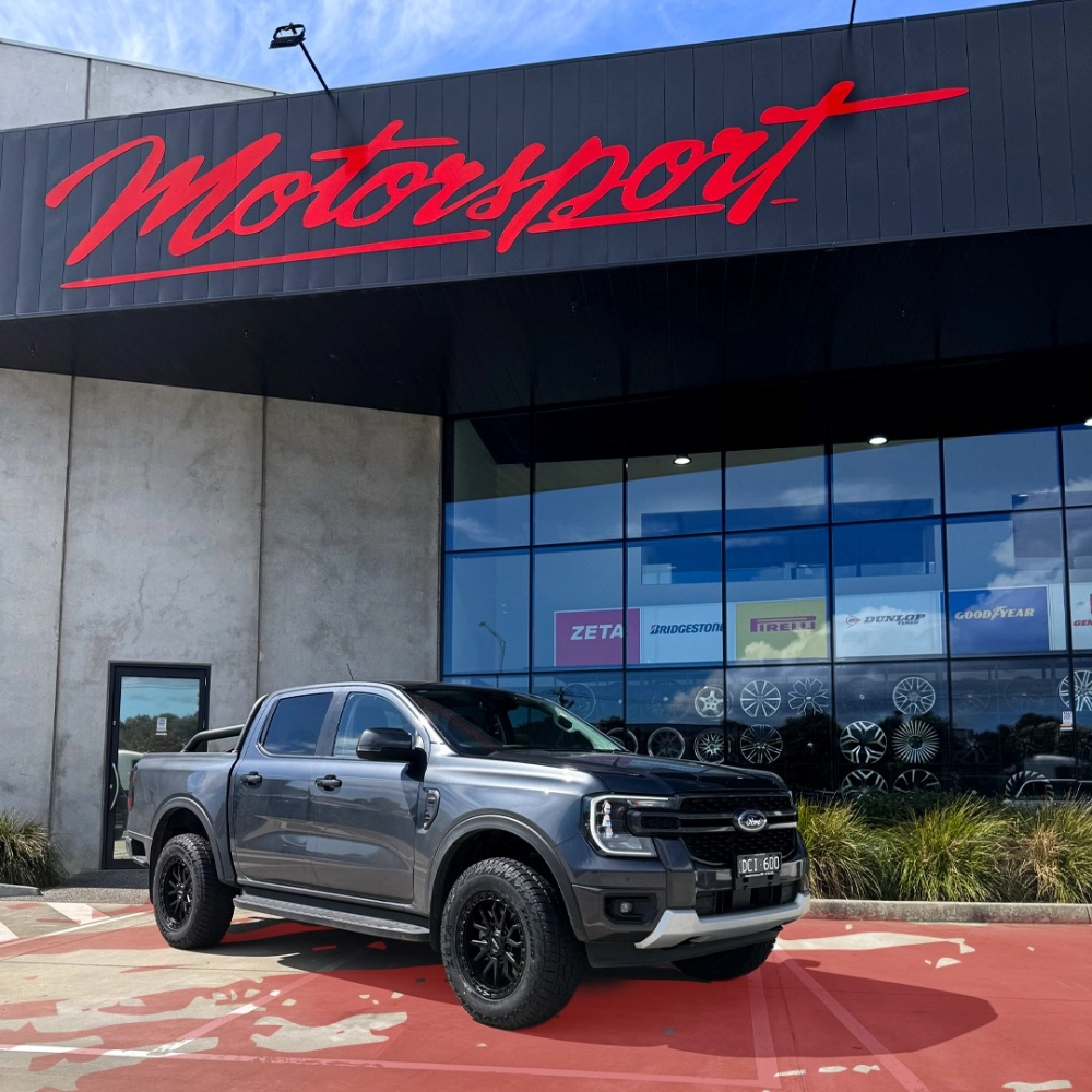 Ford Ranger độ mâm màu đen 6 chấu trên xe màu xanh nổi bật