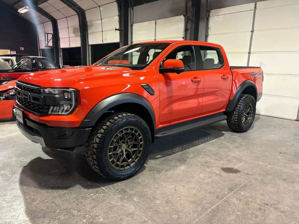 Ford Ranger độ mâm màu đen Offroad mạnh mẽ nhìn từ phía sau