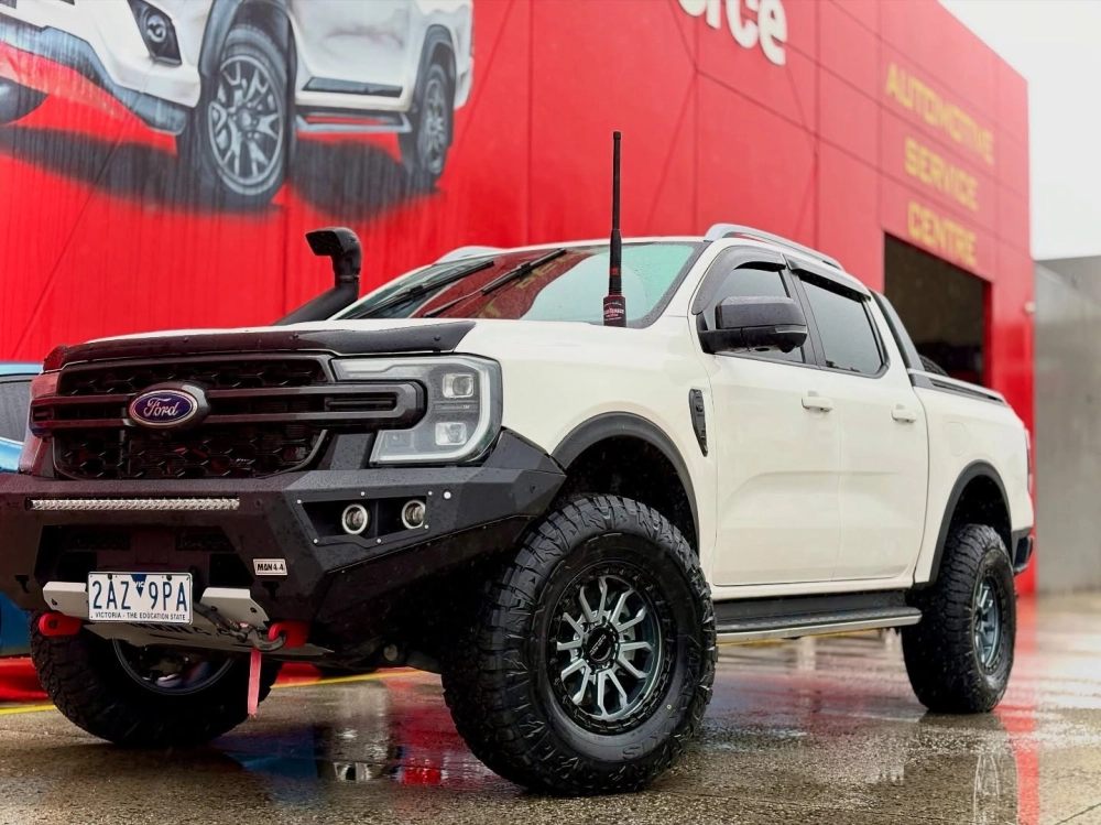 Ford Ranger độ mâm đen bóng thiết kế mạng nhện cực kỳ độc đáo