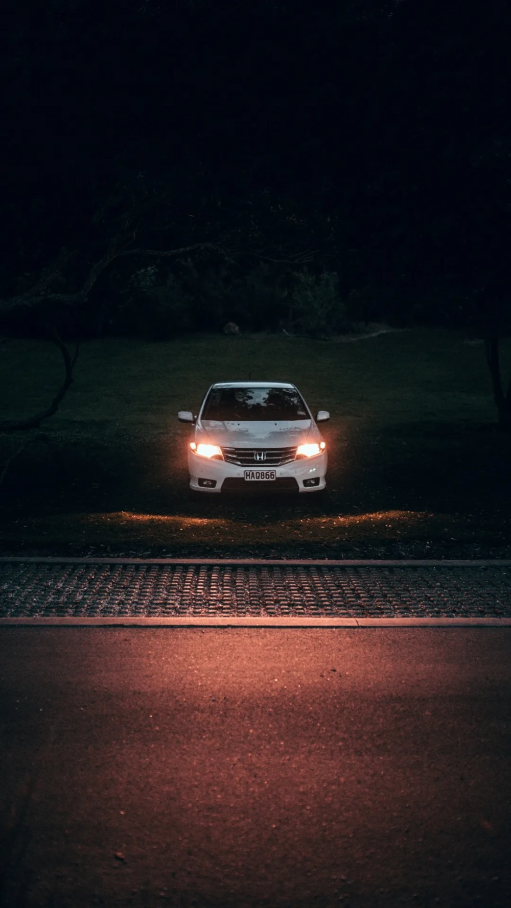 Nghệ thuật tốc độ với hình nền xe ban đêm nghệ thuật