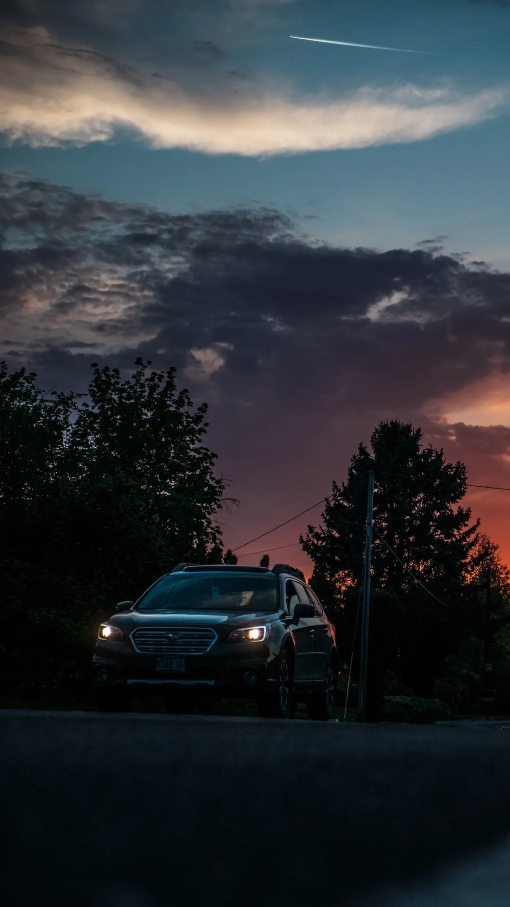 Không gian huyền bí cùng hình nền xe ban đêm tối màu