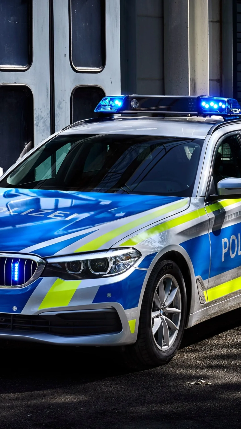 Trang trí sống động với hình nền xe cảnh sát wallpaper