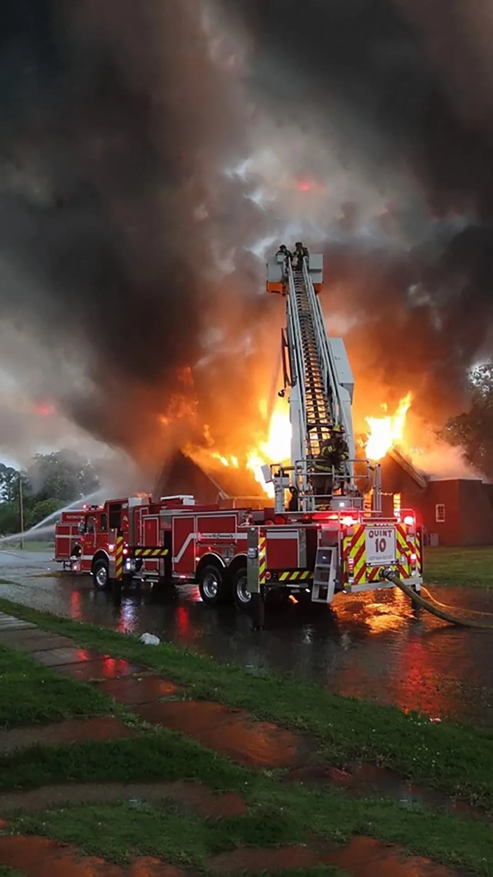 Thể hiện sức mạnh với hình nền xe cứu hỏa mạnh mẽ