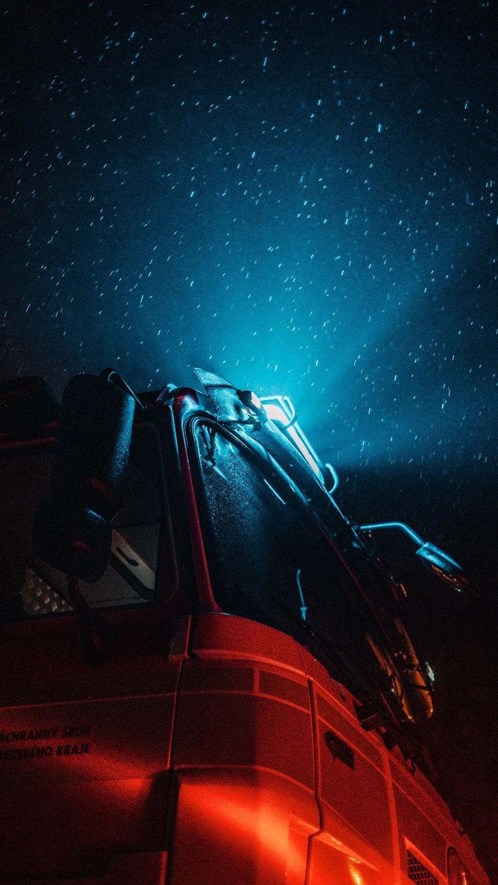 Trang trí desktop với hình nền xe cứu hỏa hiện đại