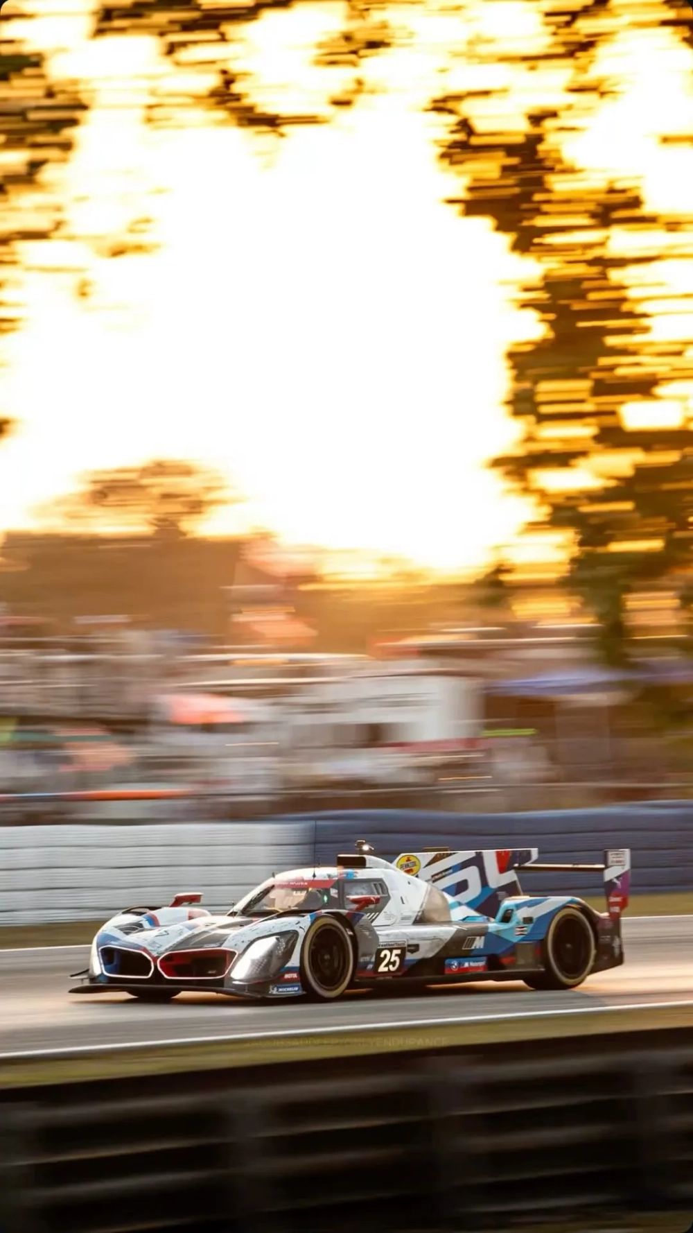 Trải nghiệm màn hình sống động với hình nền xe đua wallpaper