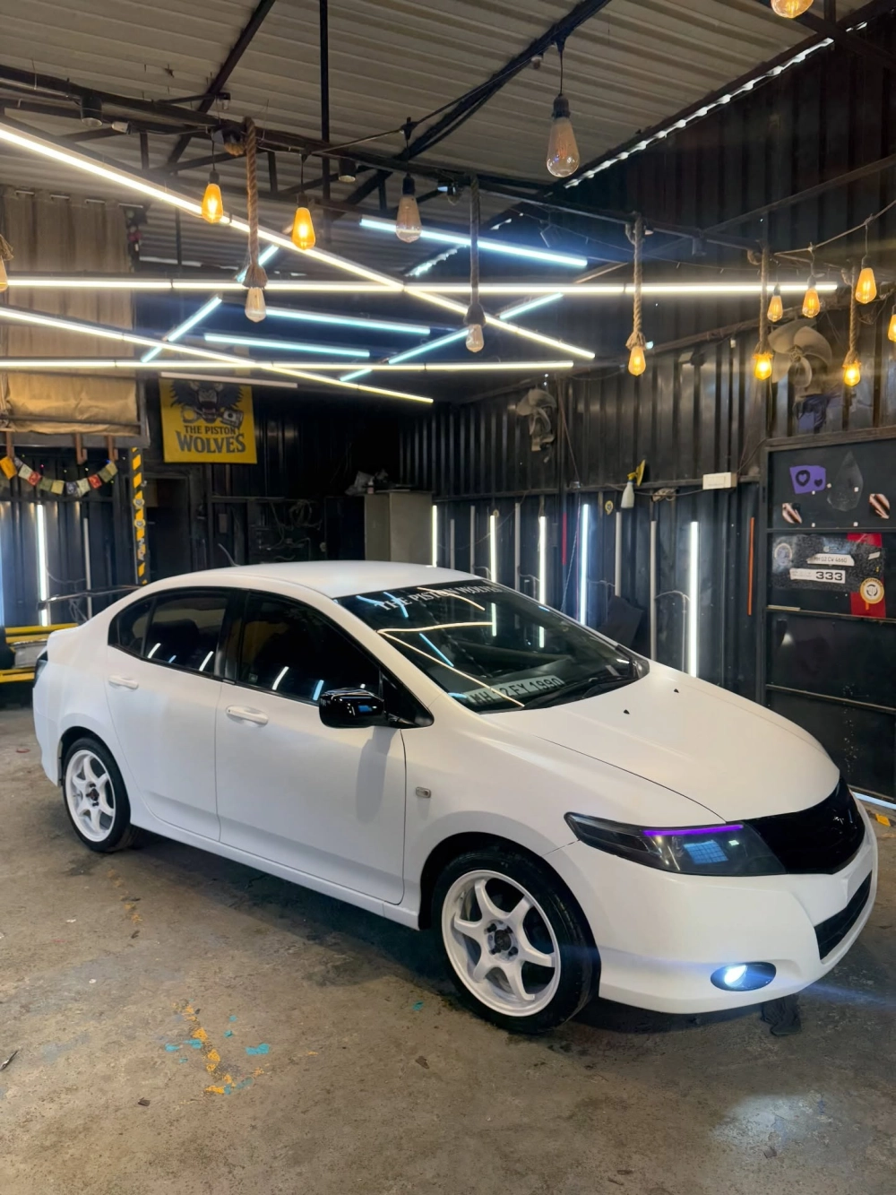 Honda City độ mâm (1) trắng 6 chấu thể thao đồng bộ màu xe ấn tượng