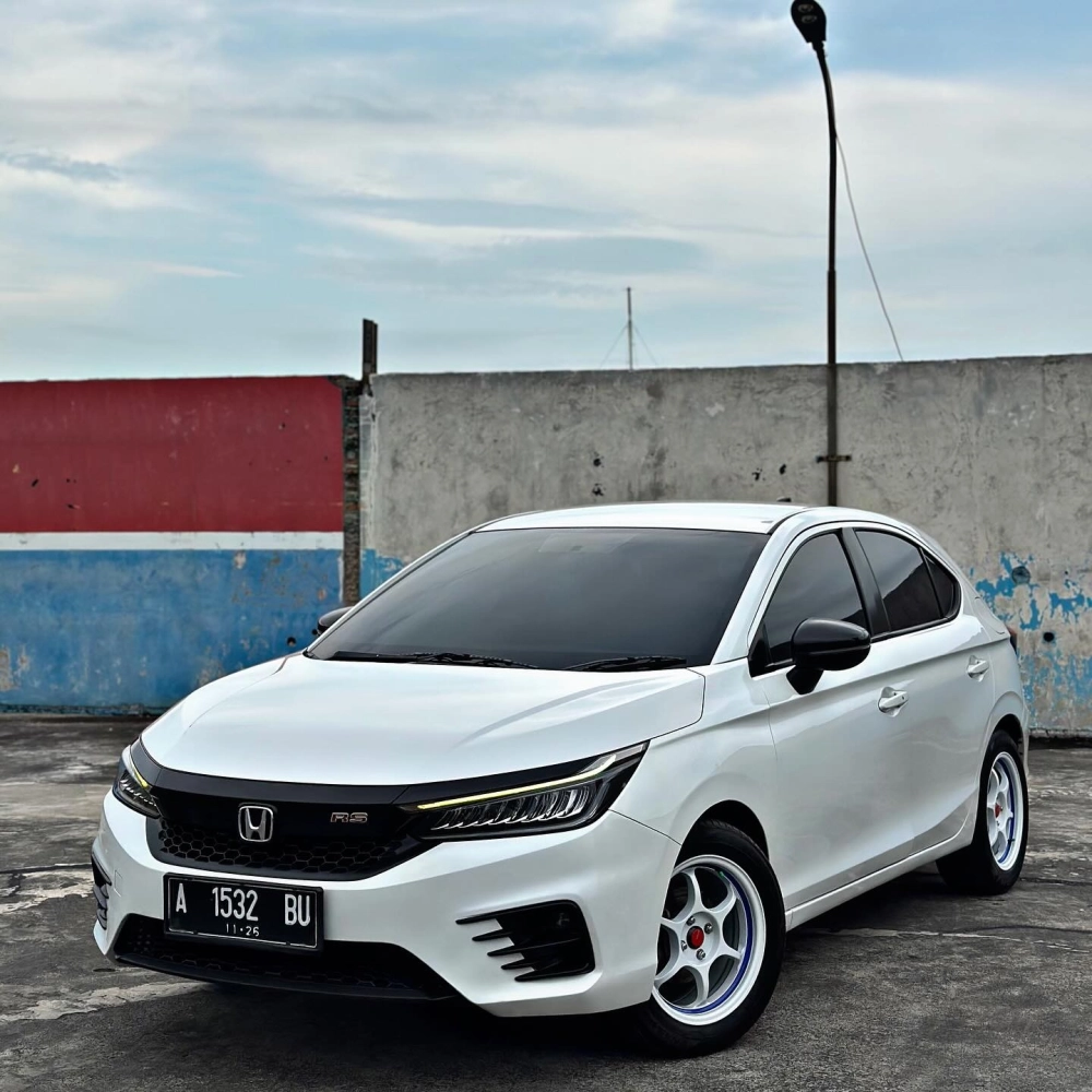 Xe Honda City trắng độ mâm 6 chấu màu trắng viền xanh thể thao