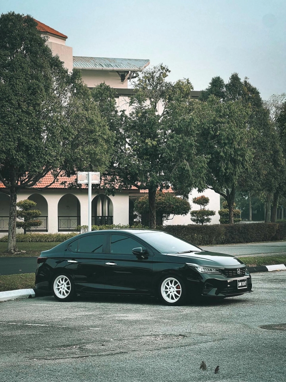 Xe Honda City màu đen độ mâm màu trắng đa chấu tương phản nổi bật