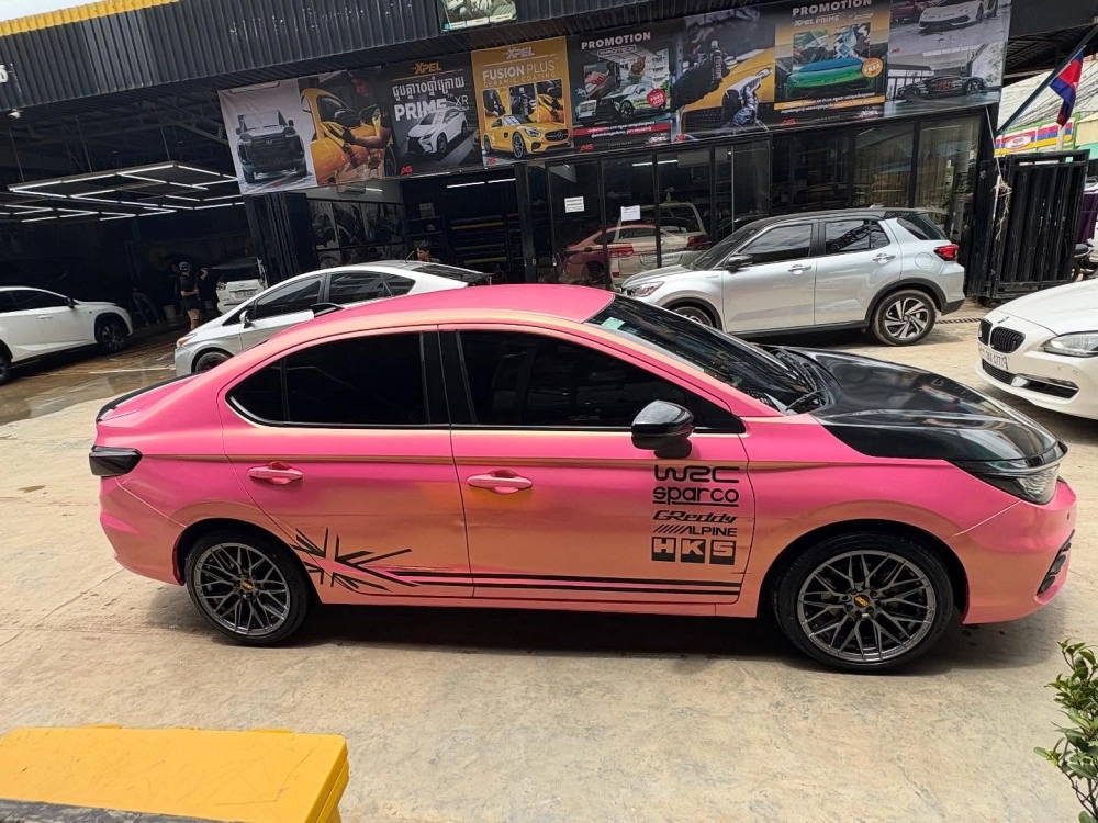 Xe Honda City màu hồng độ mâm đa chấu màu xám khói cực nổi bật