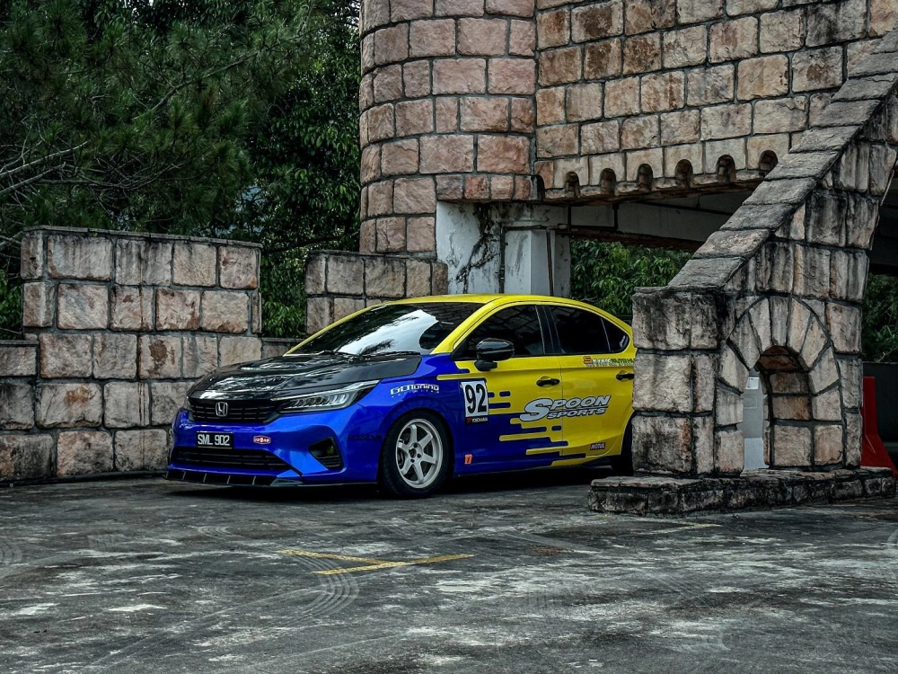 Xe Honda City đua độ mâm 6 chấu màu trắng phong cách Spoon chất