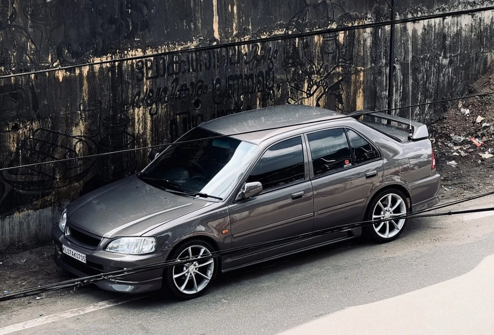 Xe Honda City cũ độ mâm 5 chấu kép màu bạc phong cách đường phố