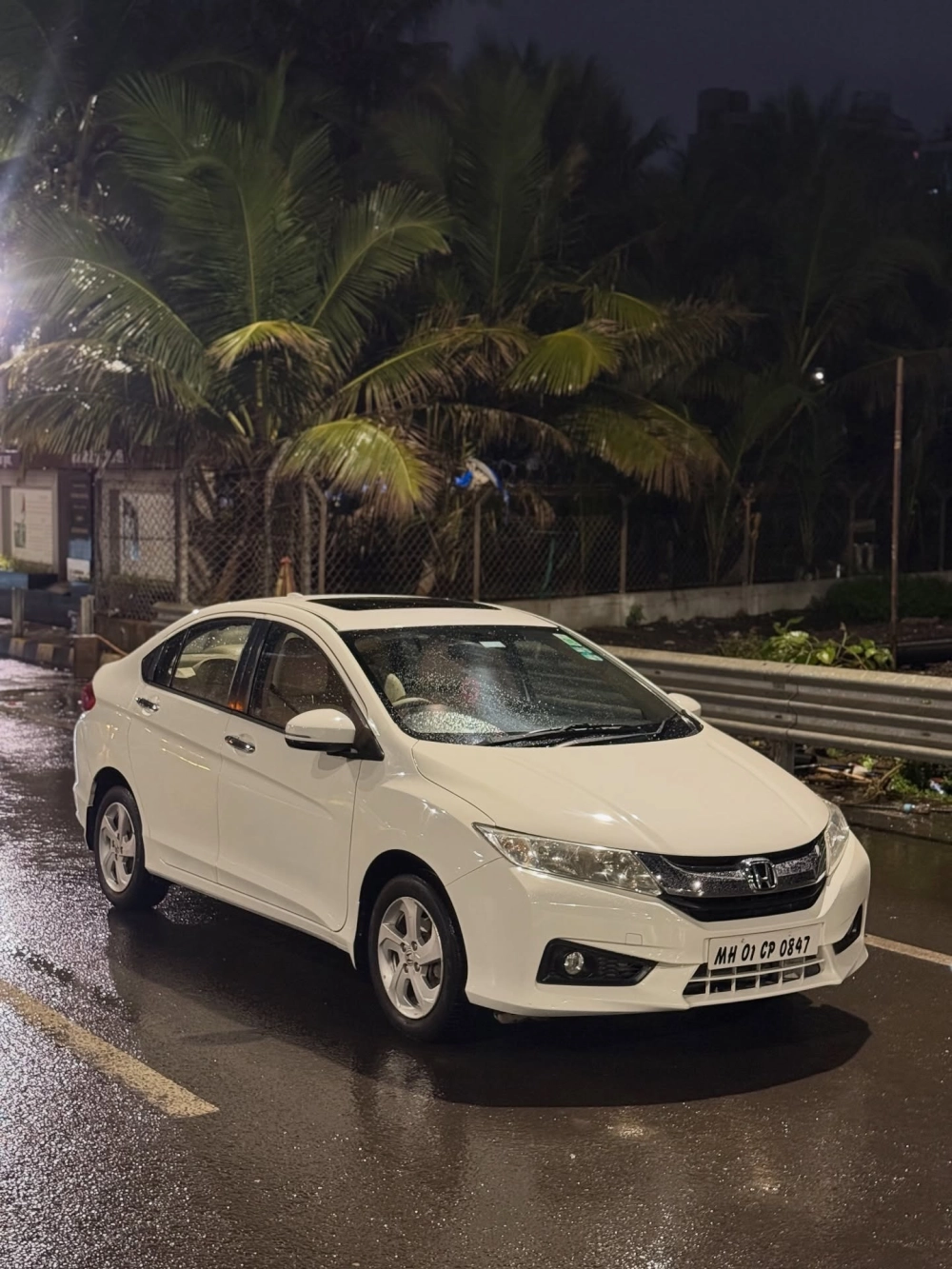 Xe Honda City độ mâm hợp kim đa chấu màu bạc thiết kế thanh lịch