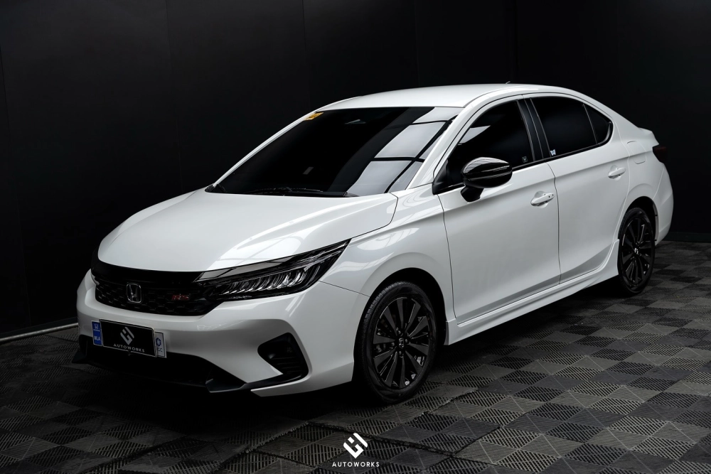 Honda City độ mâm (7) đen đa chấu tương phản trên nền xe trắng ngọc