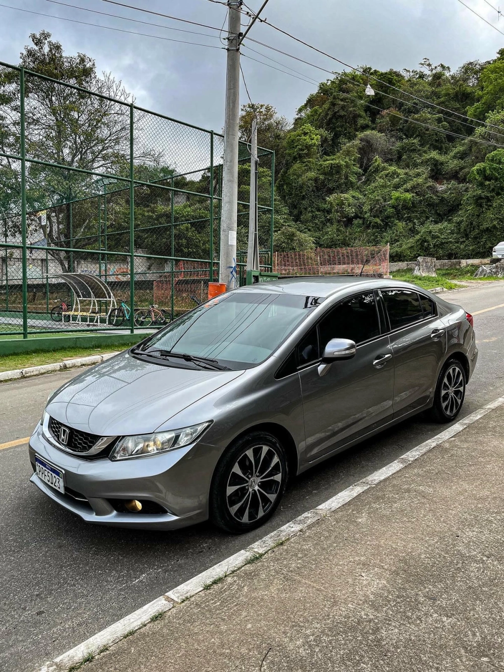 Honda Civic xám độ mâm đa chấu phay xước thiết kế hiện đại