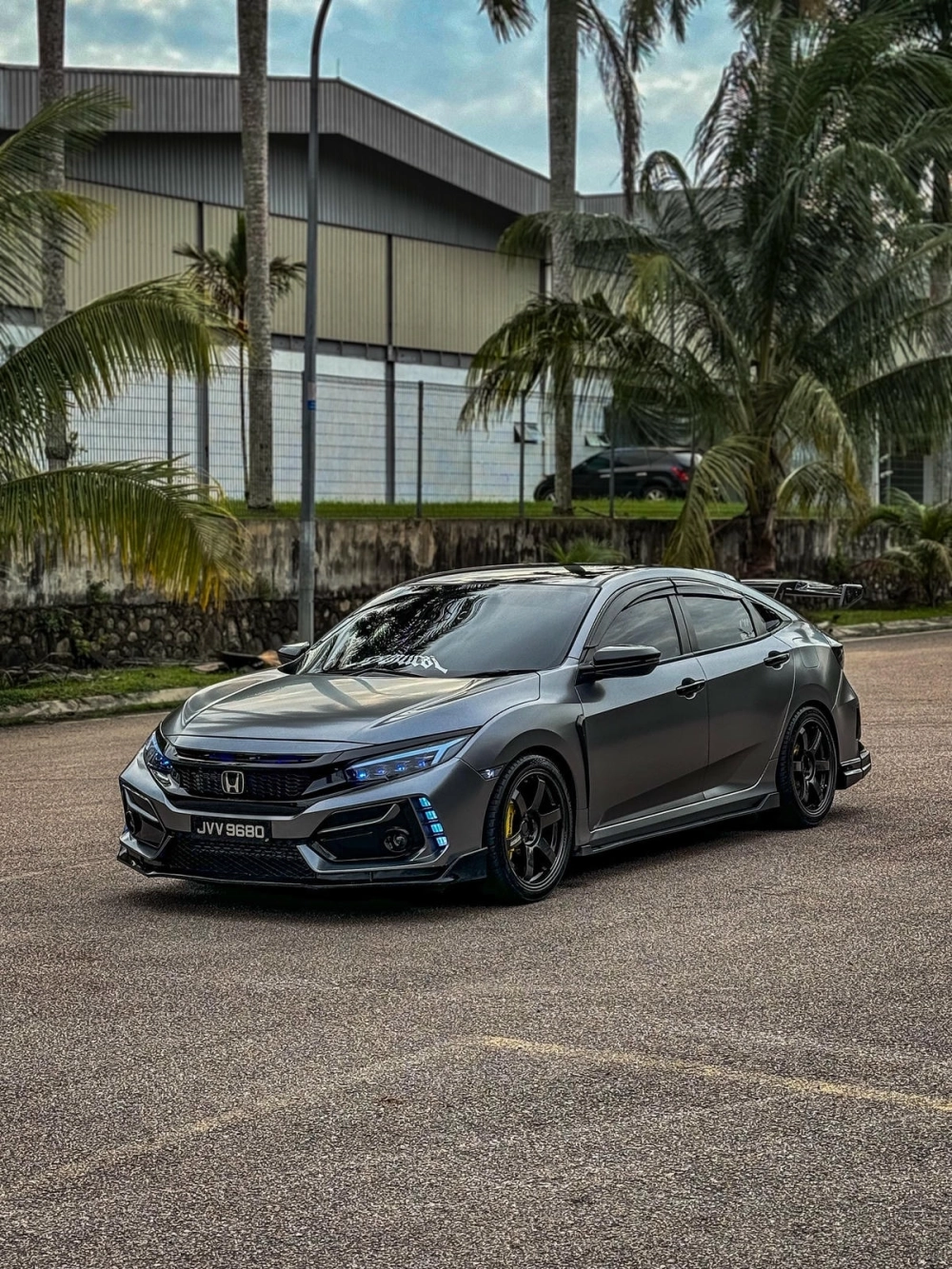 Honda Civic độ mâm 6 chấu màu đen phong cách JDM màu xám khói