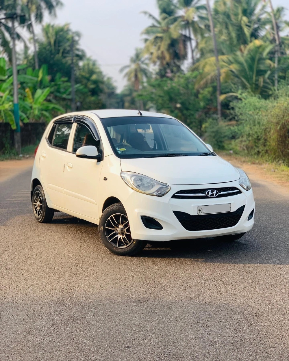 Hyundai i10 màu trắng độ mâm thể thao đa chấu đen bạc cực đẹp