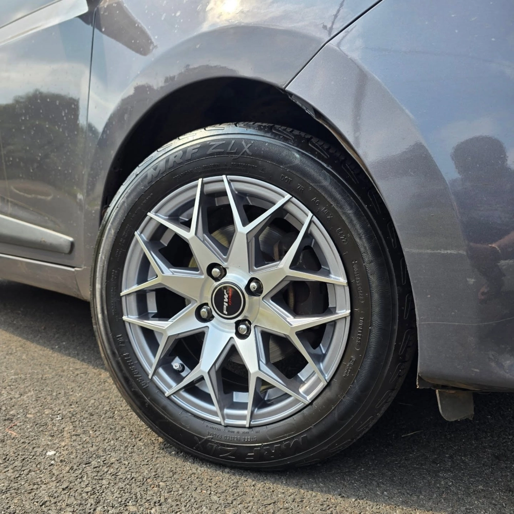 Cận cảnh bánh xe i10 độ mâm đa chấu màu xám titan sắc nét