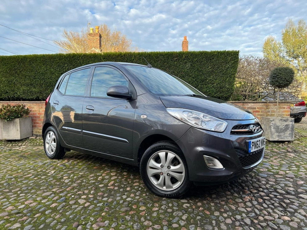 Xe hatchback i10 độ mâm đúc màu bạc 8 chấu đơn giản tinh tế