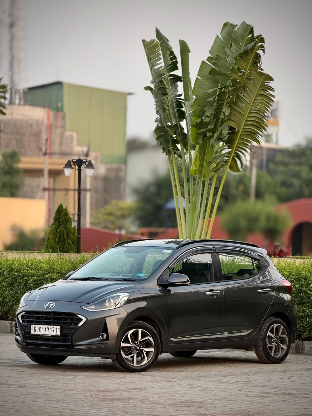 Xe Hyundai i10 độ mâm phay xước xoáy trôn ốc đầy cá tính