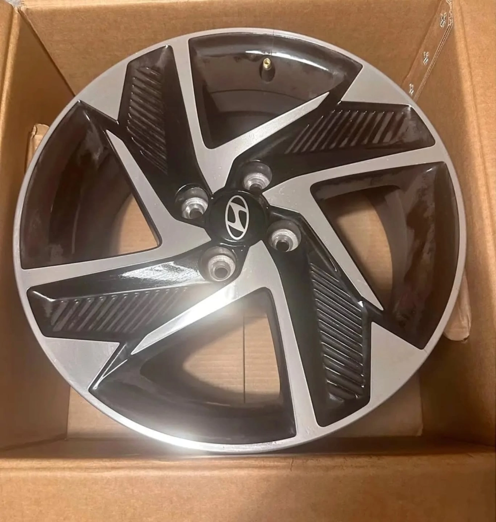 Mâm đúc i10 4 chấu thiết kế phay bóng đen bạc nhìn lạ mắt