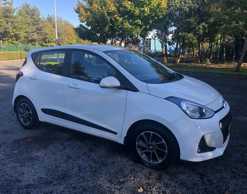 Hyundai i10 màu trắng độ mâm đúc 5 chấu kép zin đẹp theo xe