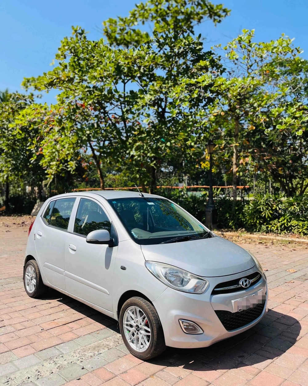 Xe i10 màu bạc độ mâm lưới kiểu BBS cổ điển thiết kế đẹp mắt