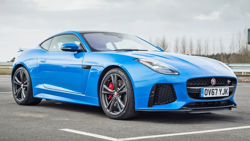 Xe jaguar f-type svr trên đường phố tỏa sáng mọi góc nhìn