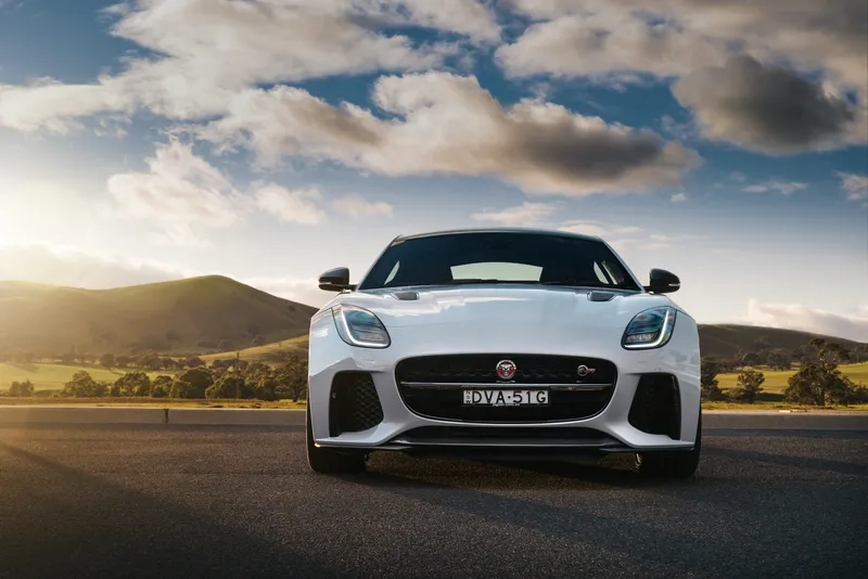 Xe jaguar f-type svr mang tính biểu tượng cho đam mê tốc độ