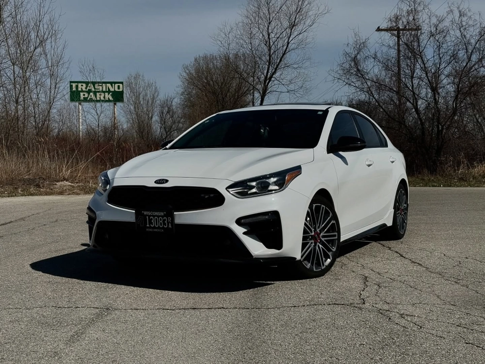 Phiên bản Kia K3 độ mâm đa chấu thể thao trên nền xe trắng