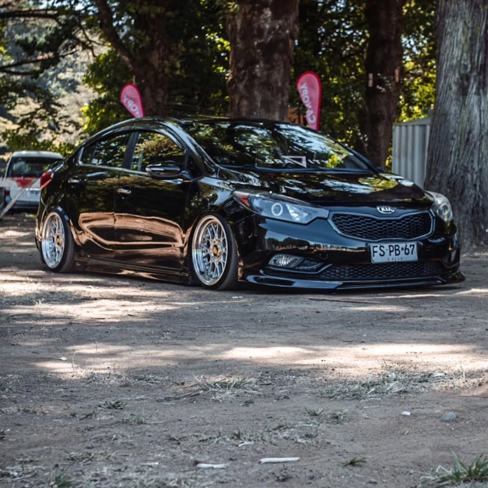 Xe Kia K3 độ mâm lưới bạc sáng bóng phong cách Stance gầm thấp