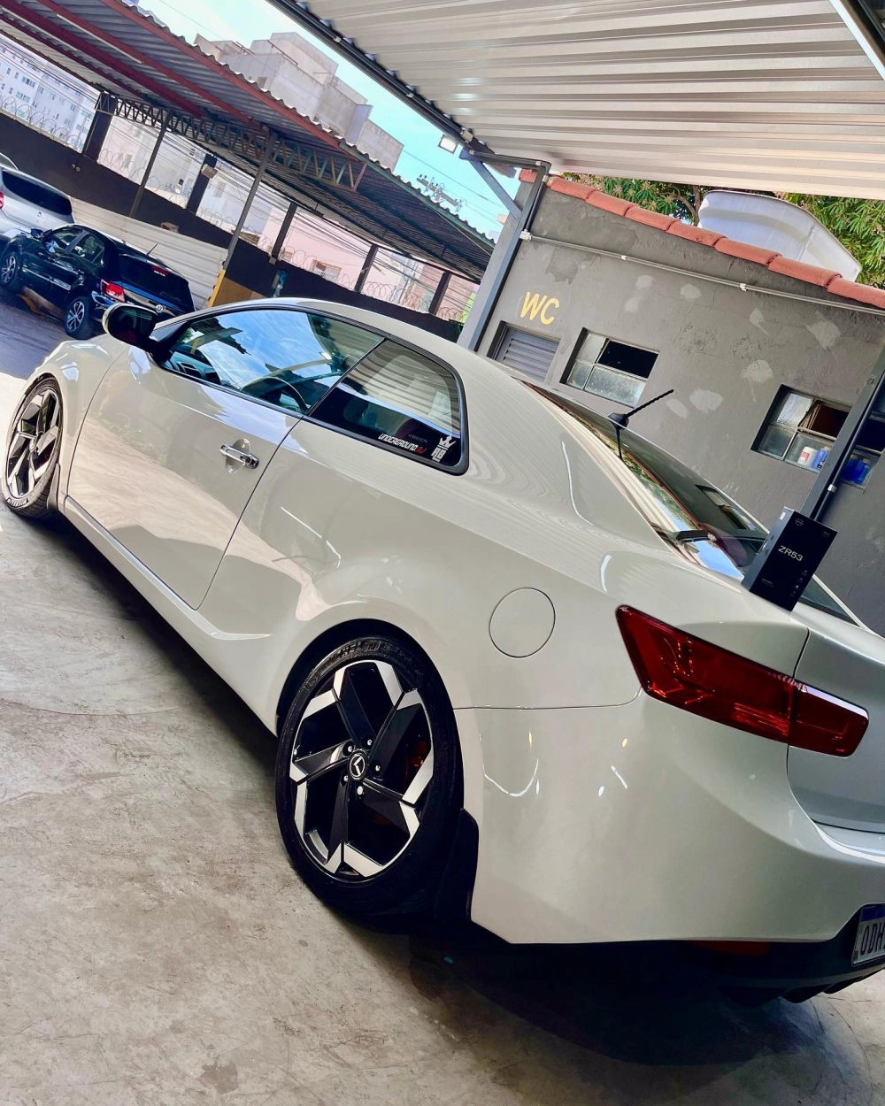 Xe Kia K3 độ mâm 5 chấu thiết kế phay xước đen trắng độc đáo