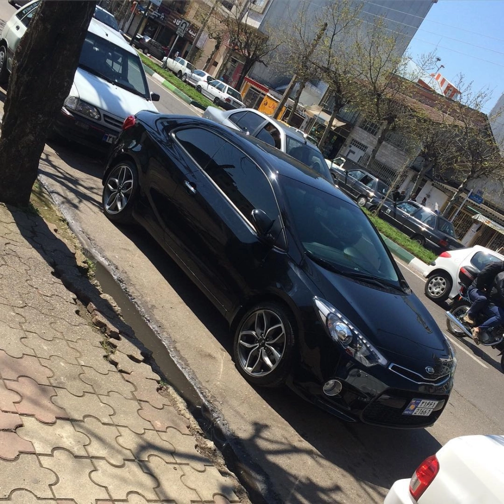 Mẫu xe Kia K3 độ mâm 5 chấu kép màu bạc kiểu dáng hoa độc đáo