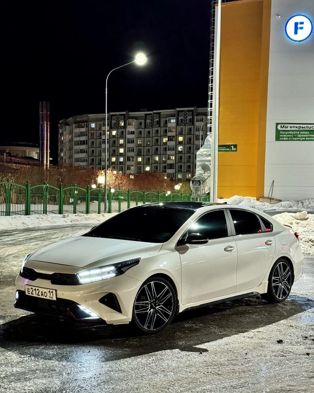 Xe Kia K3 độ mâm lớn nan mỏng thể thao nổi bật trong đêm tuyết