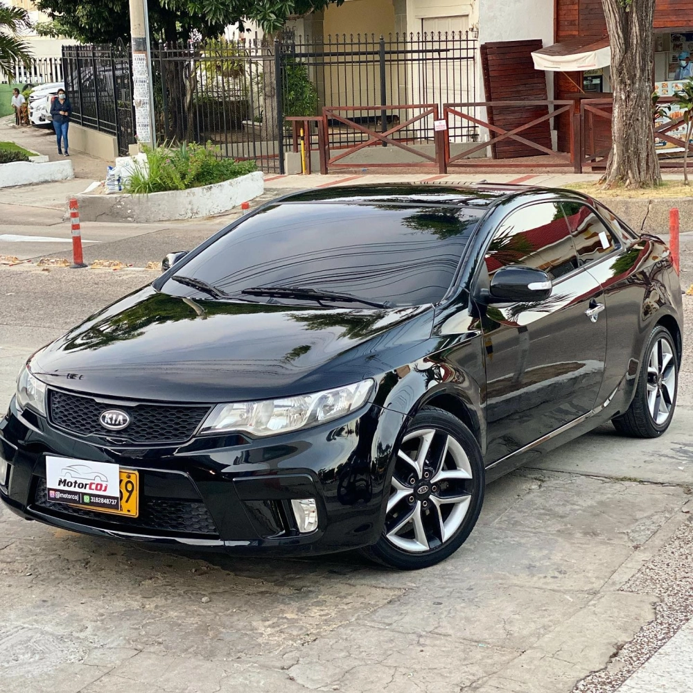 Xe Kia K3 màu đen mạnh mẽ