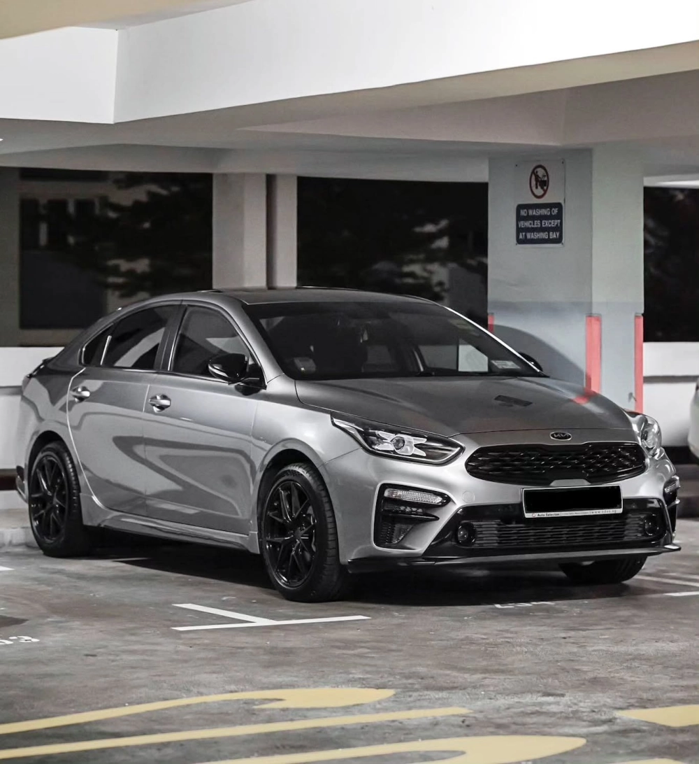 Xe màu bạc Kia K3 độ mâm đen bóng đa chấu mạnh mẽ cá tính