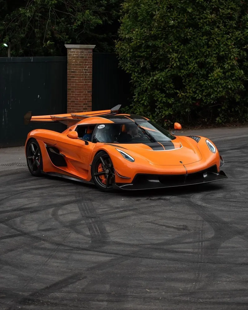 Trải nghiệm xe koenigsegg gemera mạnh mẽ trên đường phố