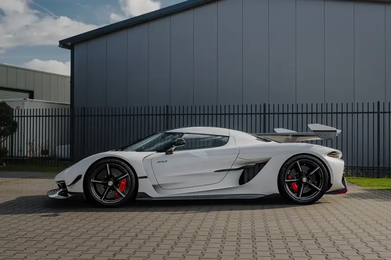 Tỏa sáng từ ảnh Koenigsegg Jesko biểu tượng siêu xe
