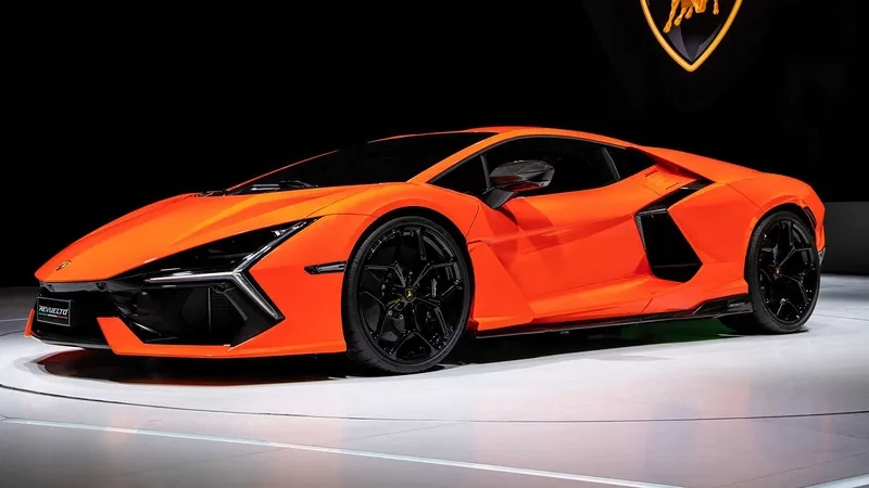 Xe lamborghini aventador tốc độ cao khiến mọi ánh nhìn dõi theo