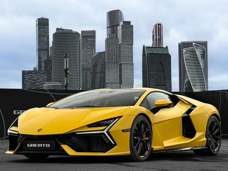 Xe lamborghini màu vàng nổi bật giữa ánh đèn thành phố