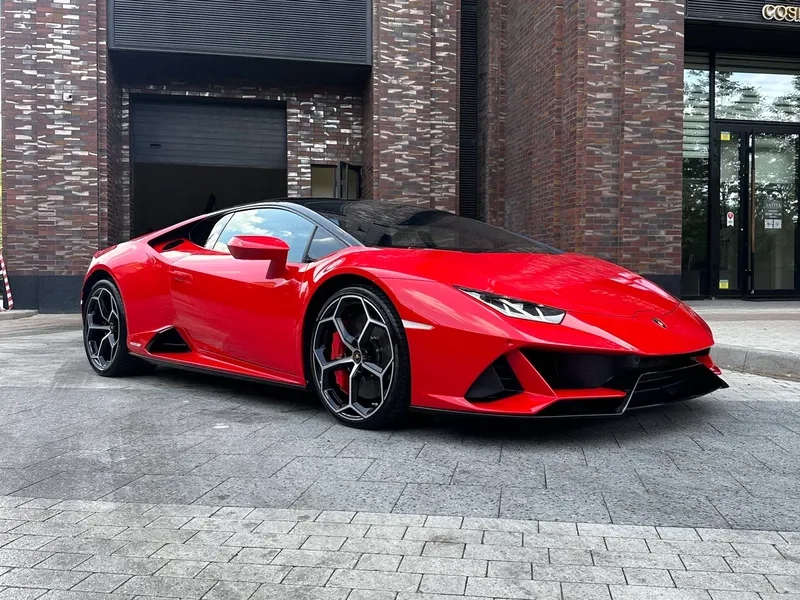 Xe lamborghini huracan phiêu trên cao tốc đầy hứng khởi
