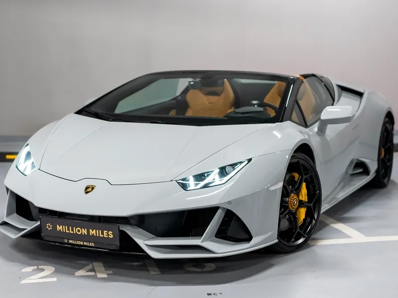 Ngắm xe lamborghini trên đường phố giữa nhịp sống đô thị