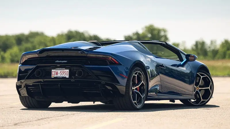 Lamborghini Huracán Evo chi tiết tinh xảo sắc sảo