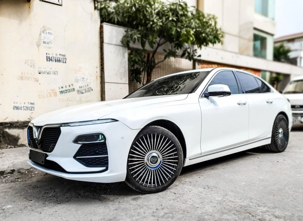 VinFast Lux A màu đỏ độ mâm phay xước cá tính nổi bật